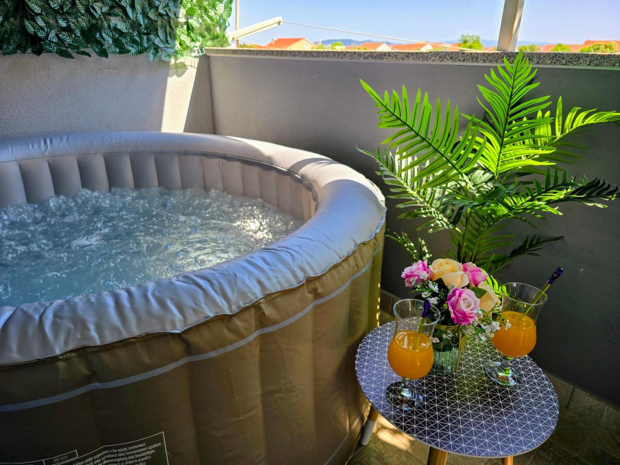 Apartment Blanca With Jacuzzi,Terase And Private Parking Kaštela Kültér fotó