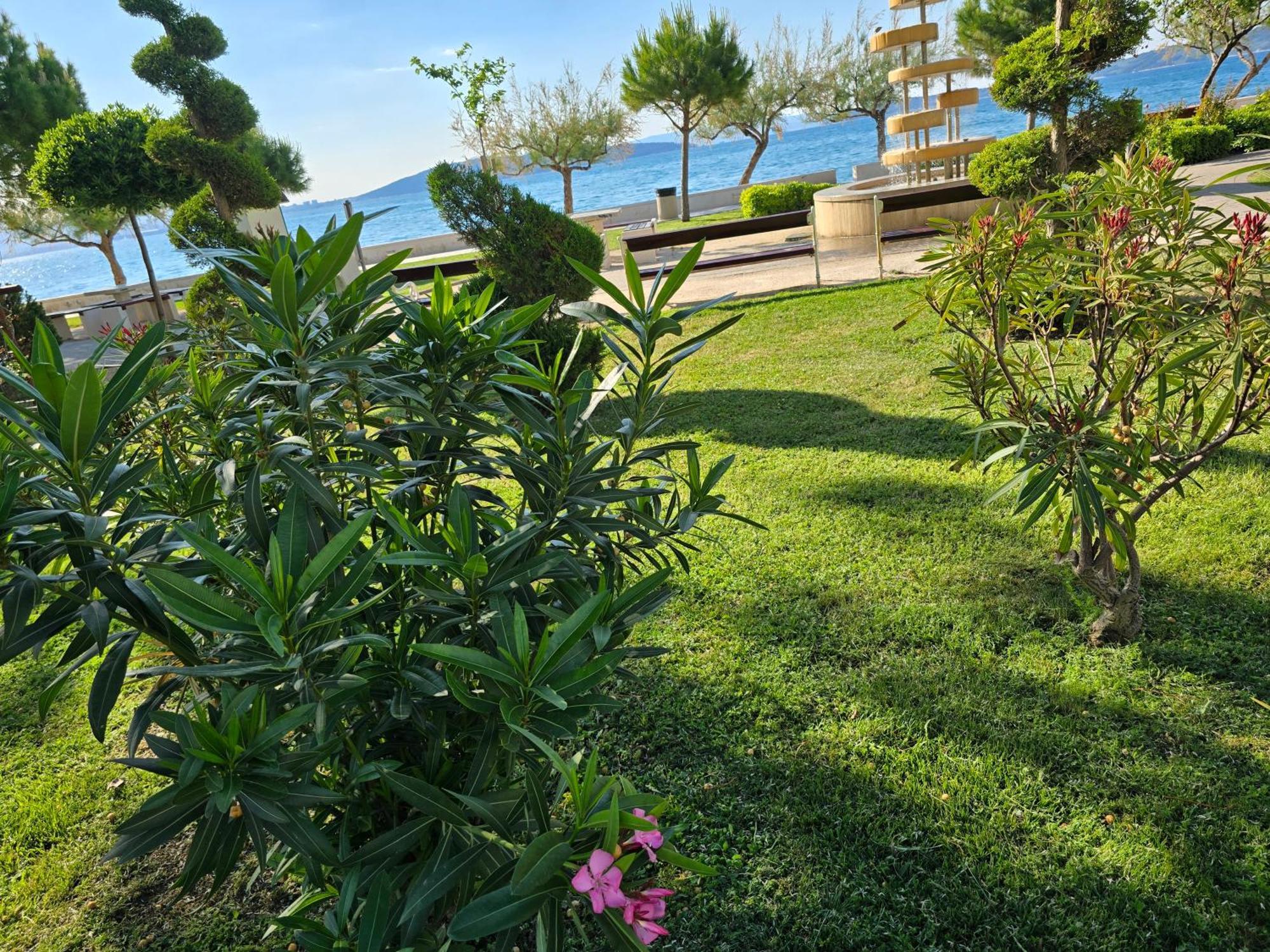 Apartment Blanca With Jacuzzi,Terase And Private Parking Kaštela Kültér fotó