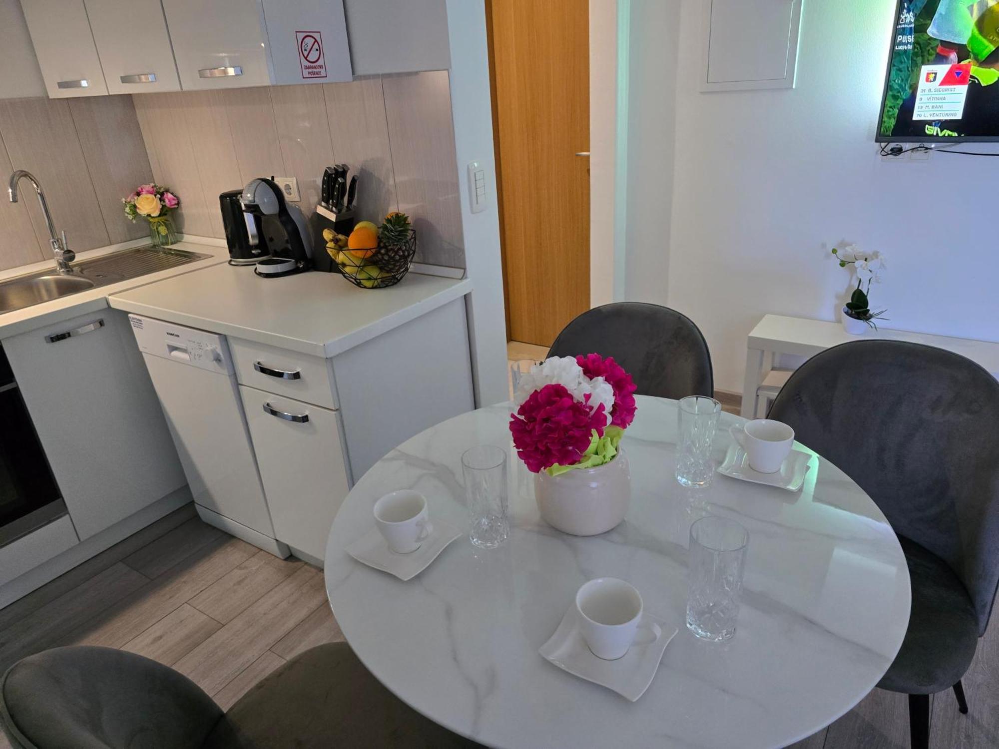 Apartment Blanca With Jacuzzi,Terase And Private Parking Kaštela Kültér fotó